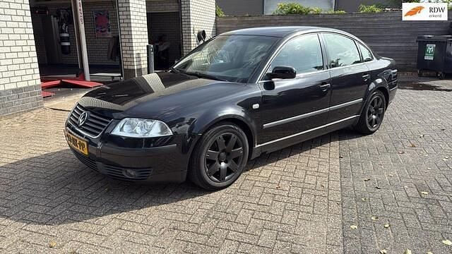 Zwart Gebruikt 2003 VW Passat Sportline Sedan | € 1.299 (Goede deal) - Afbeelding 1/4