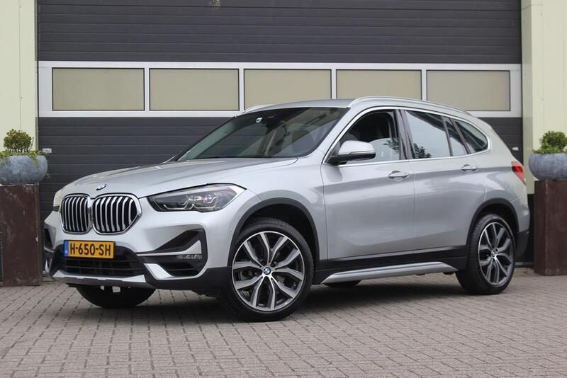 Grijs Gebruikt 2020 BMW X1 Executive SUV | € 27.400 (Eerlijke prijs) - Afbeelding 1/4