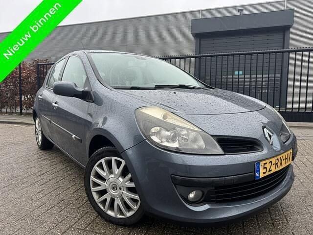 Blauw (metallic) Gebruikt 2005 Renault Clio II Dynamique Hatchback | € 1.899 (Eerlijke prijs) - Afbeelding 1/4