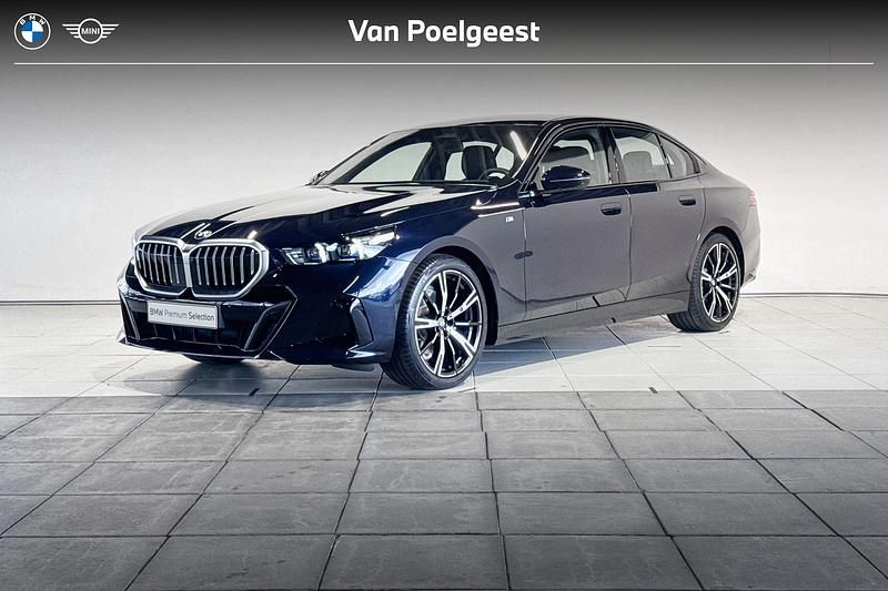 Carbonschwarz metallic (donker blauw metallic) Gebruikt 2024 BMW 520 M Sport Sedan | € 56.900 - Afbeelding 1/4