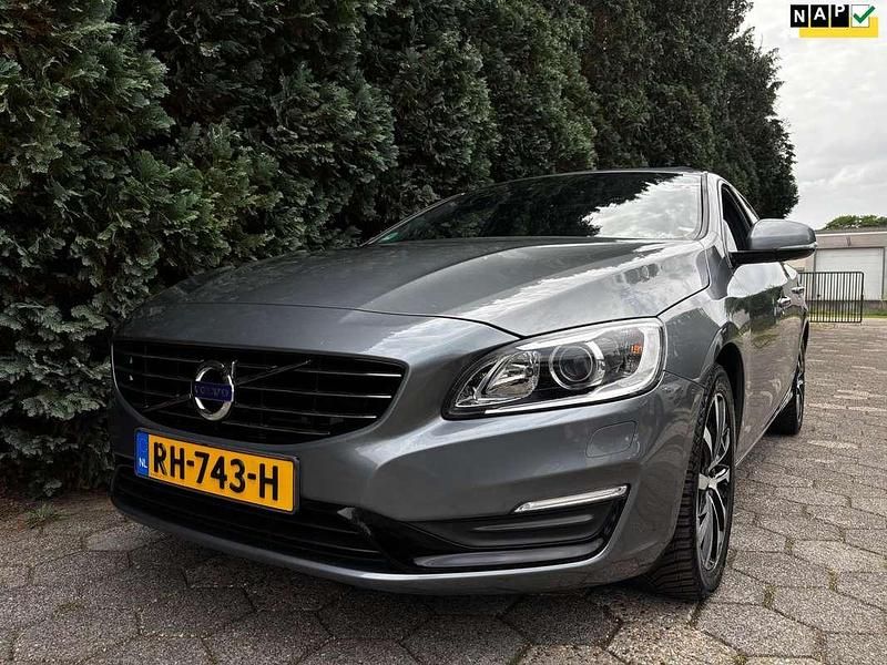 Grijs Gebruikt 2017 Volvo V60 Dynamic Stationwagen | € 16.700 (Goede deal) - Afbeelding 1/4