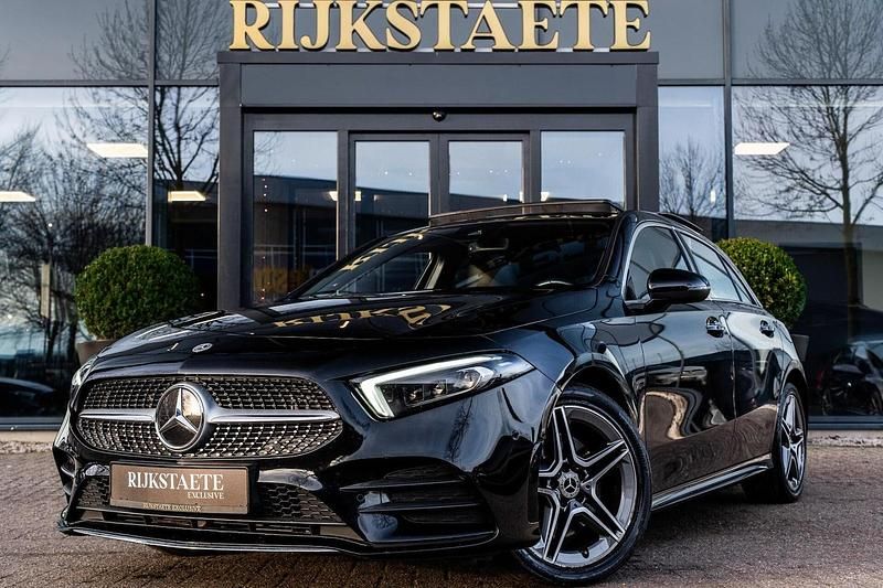 Zwart (metallic) Gebruikt 2022 Mercedes A250 AMG Hatchback | € 30.900 (Eerlijke prijs) - Afbeelding 1/4