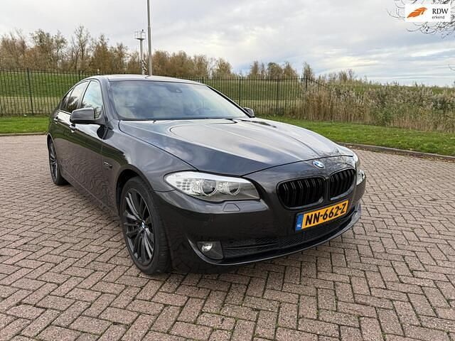 Grijs Gebruikt 2011 BMW 523 Executive Sedan | € 13.950 (Eerlijke prijs) - Afbeelding 1/4