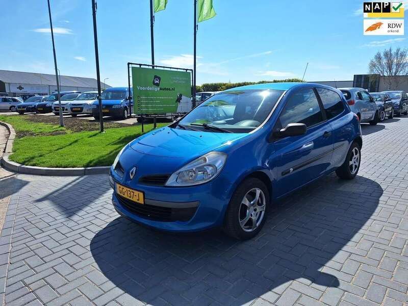Blauw Gebruikt 2006 Renault Clio II Authentique Hatchback | € 1.999 (Eerlijke prijs) - Afbeelding 1/4