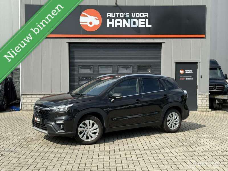 Zwart, metallic lak Gebruikt 2023 Suzuki SX4 S-Cross Comfort SUV | € 20.900 (Super prijs) - Afbeelding 1/4