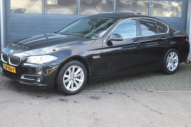 Zwart Gebruikt 2015 BMW 520 Executive Sedan | € 13.900 (Goede deal) - Afbeelding 1/4