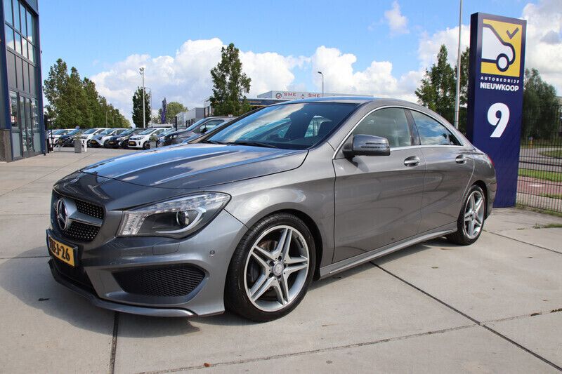 Grijs Gebruikt 2013 Mercedes CLA200 AMG line Sedan | € 17.946 (Eerlijke prijs) - Afbeelding 1/4