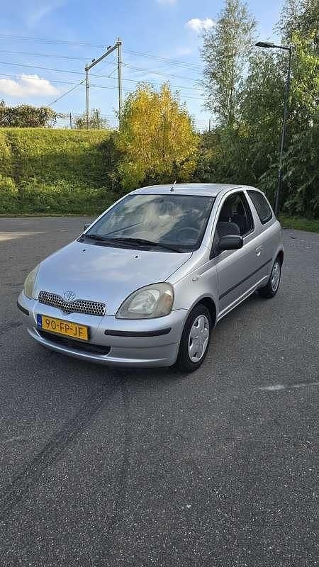 Occasion 2000 Toyota Yaris Sol Sedan | € 1.500 (Eerlijke prijs) - Afbeelding 1/4