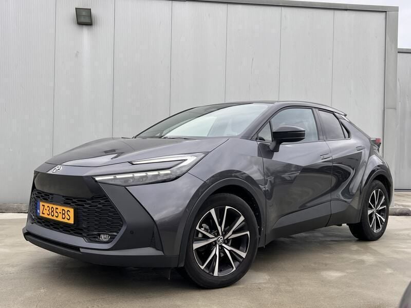 Grijs Gebruikt 2024 Toyota C-HR Edition SUV | € 34.999 - Afbeelding 1/4