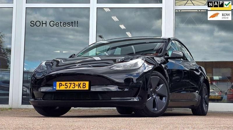 Zwart Gebruikt 2022 Tesla Model 3 Standard Range Sedan | € 25.244 (Eerlijke prijs) - Afbeelding 1/3