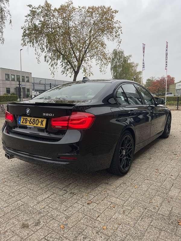 Zwart Occasion 2019 BMW 320 Sedan | € 22.500 (Super prijs) - Afbeelding 1/4