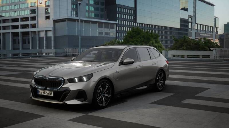 Grijs Nieuw 2025 BMW 530e Comfort Edition Stationwagen | € 87.548 (Eerlijke prijs) - Afbeelding 1/4