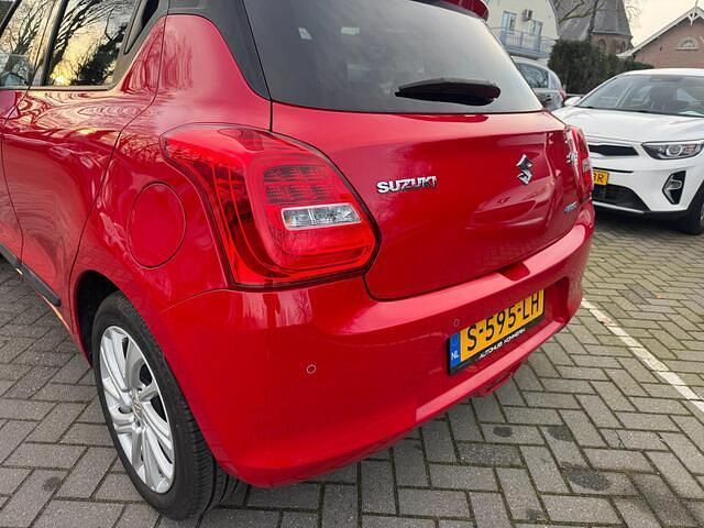 Occasion Suzuki Swift 83 PK (61 kW) 2023 Rood (metallic) Hatchback