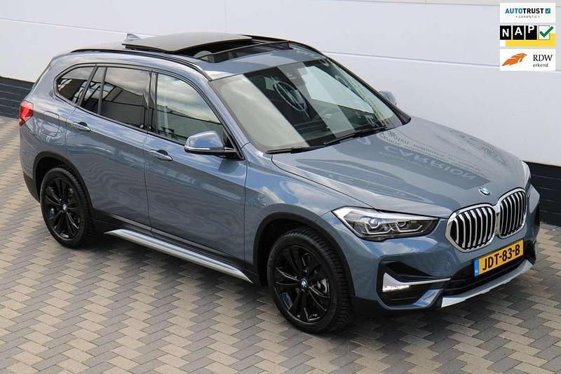 Grijs Gebruikt 2020 BMW X1 Executive SUV | € 29.445 (Eerlijke prijs) - Afbeelding 1/4