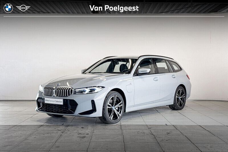 Grijs Gebruikt 2024 BMW 330e M Sport Stationwagen | € 48.795 (Super prijs) - Afbeelding 1/4