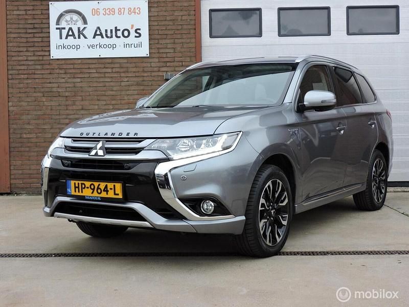 Grijs Gebruikt 2015 Mitsubishi Outlander P-HEV Instyle SUV | € 18.799 (Iets duurder) - Afbeelding 1/4