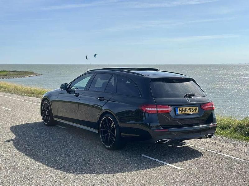 Zwart Gebruikt 2019 Mercedes E220 AMG line Stationwagen | € 29.990 (Iets duurder) - Afbeelding 1/4