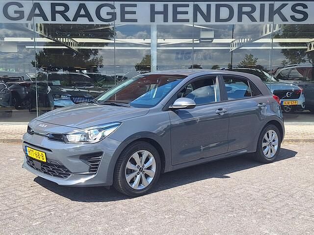 Grijs Gebruikt 2022 Kia Rio Hatchback | € 15.445 (Eerlijke prijs) - Afbeelding 1/4