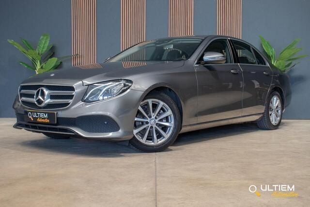 Grijs Gebruikt 2017 Mercedes E220 Edition Sedan | € 19.990 (Goede deal) - Afbeelding 1/4