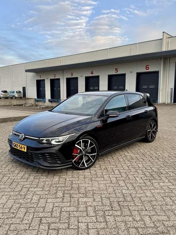 Zwart Gebruikt 2021 VW Golf VIII CLUB Stationwagen | € 36.000 (Eerlijke prijs) - Afbeelding 1/4