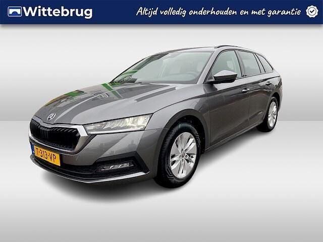 Grijs (metallic) Gebruikt 2023 Skoda Octavia Ambition Stationwagen | € 23.950 (Goede deal) - Afbeelding 1/2