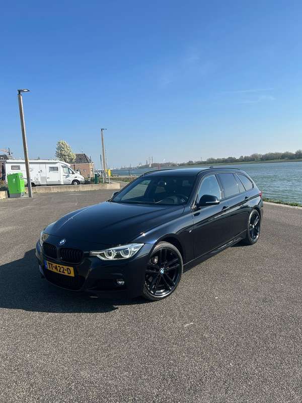 Zwart Gebruikt 2018 BMW 320 Stationwagen | € 24.750 (Eerlijke prijs) - Afbeelding 1/4