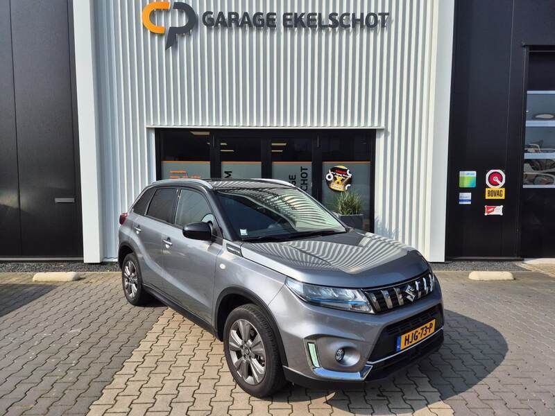 Grijs, metallic lak Gebruikt 2022 Suzuki Vitara SUV | € 24.950 (Eerlijke prijs) - Afbeelding 1/3