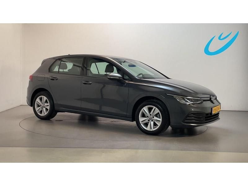 Grijs Gebruikt 2022 VW Golf VIII Life Hatchback | € 21.900 (Eerlijke prijs) - Afbeelding 1/3