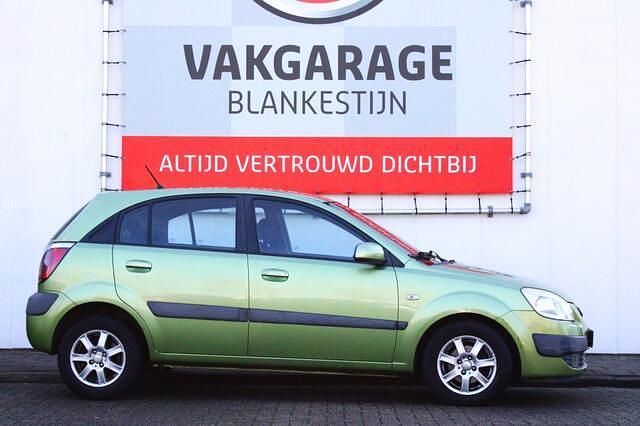 Hatchback Occasion 2006 Kia Rio Hatchback | € 1.440 (Goede deal) - Afbeelding 1/4