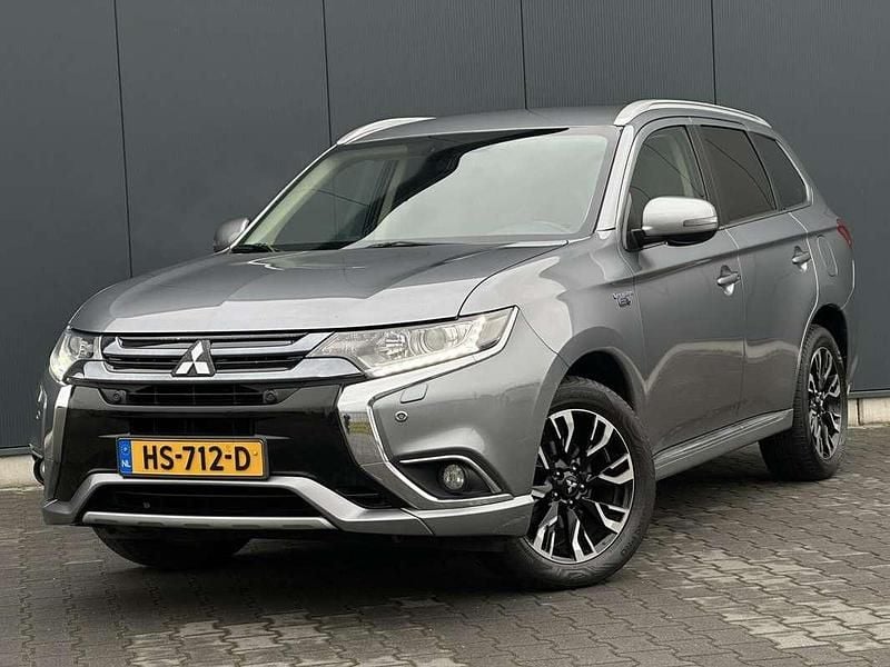 Grijs Gebruikt 2015 Mitsubishi Outlander P-HEV Edition SUV | € 12.895 (Iets duurder) - Afbeelding 1/4