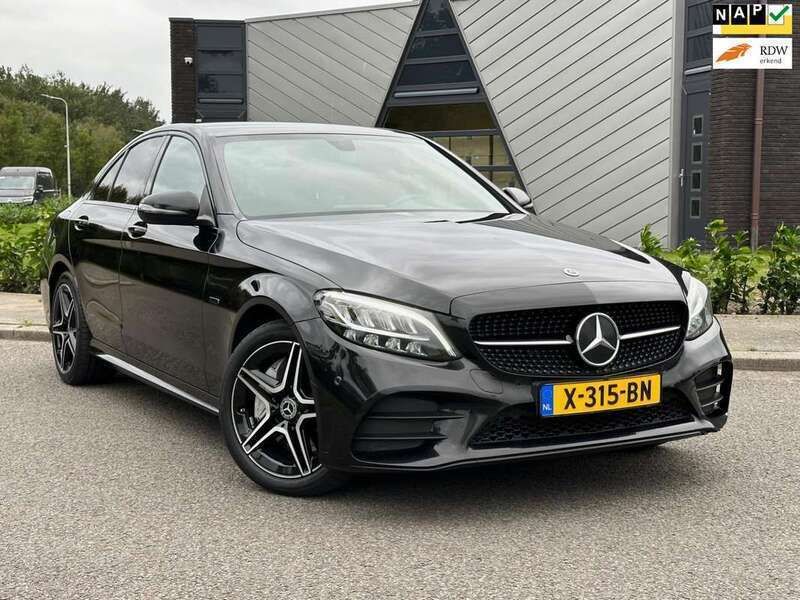 Zwart, metallic lak Gebruikt 2021 Mercedes C300e AMG Sedan | € 38.950 (Goede deal) - Afbeelding 1/4