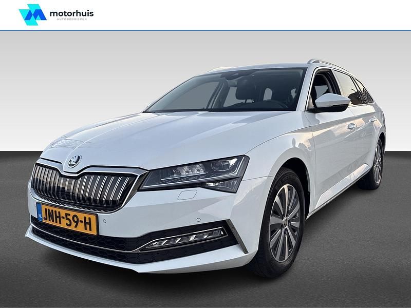 Wit Gebruikt 2024 Skoda Superb Business Line Stationwagen | € 33.940 - Afbeelding 1/4