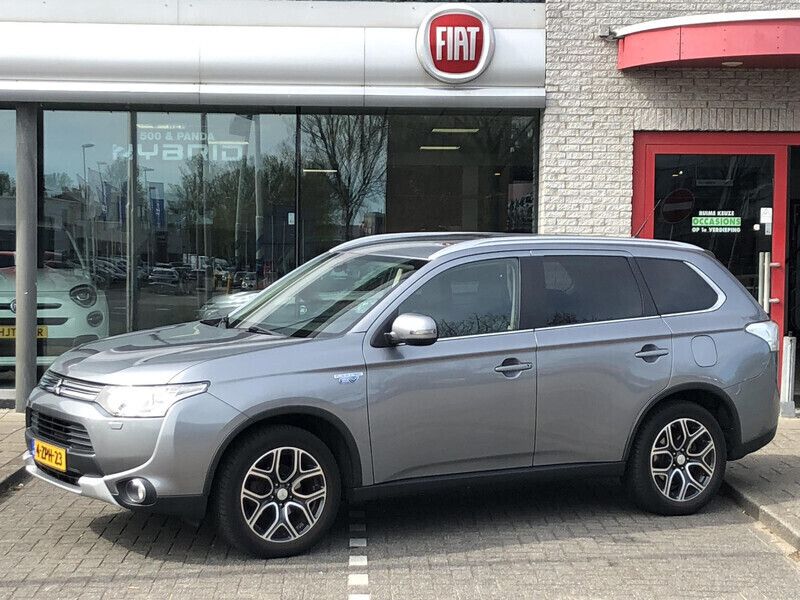 Grijs Gebruikt 2015 Mitsubishi Outlander P-HEV Edition SUV | € 14.950 (Eerlijke prijs) - Afbeelding 1/4