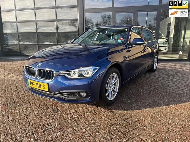 Blauw (metallic) Gebruikt 2017 BMW 320 Executive Stationwagen | € 16.950 (Super prijs) - Afbeelding 1/4