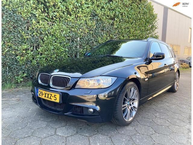 Zwart Gebruikt 2012 BMW 320 Luxury Line Stationwagen | € 7.850 (Eerlijke prijs) - Afbeelding 1/4