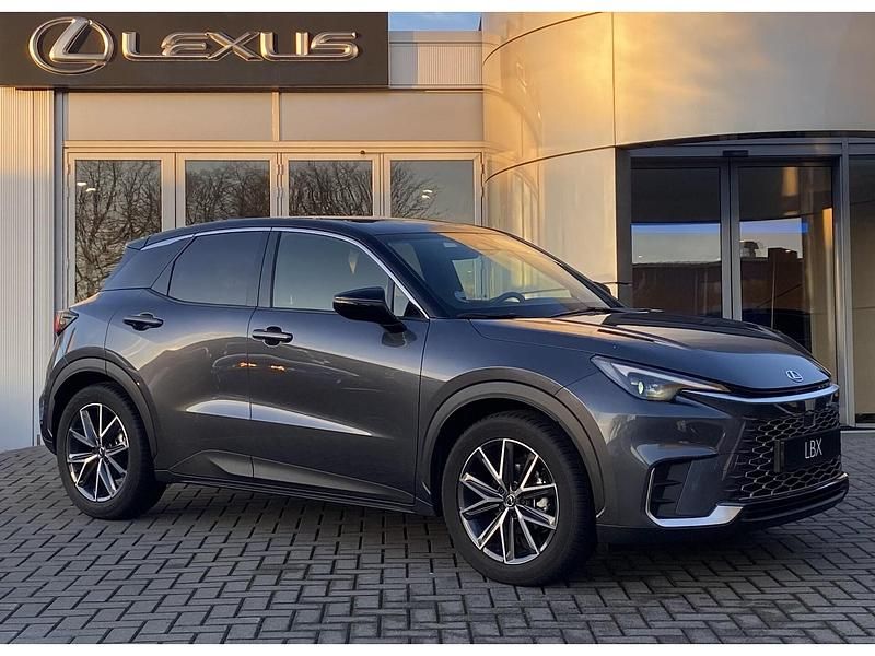 Grijs Occasion 2024 Lexus LBX SUV | € 36.400 (Eerlijke prijs) - Afbeelding 1/4