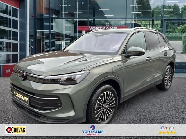 Groen (metallic) Nieuw 2025 VW Tiguan Life SUV | € 49.950 (Goede deal) - Afbeelding 1/4