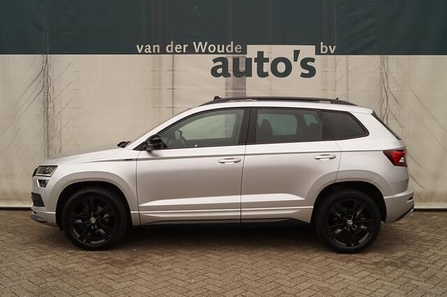 Grijs, metallic lak Occasion 2021 Skoda Karoq SportLine SUV | € 27.900 (Eerlijke prijs) - Afbeelding 1/4