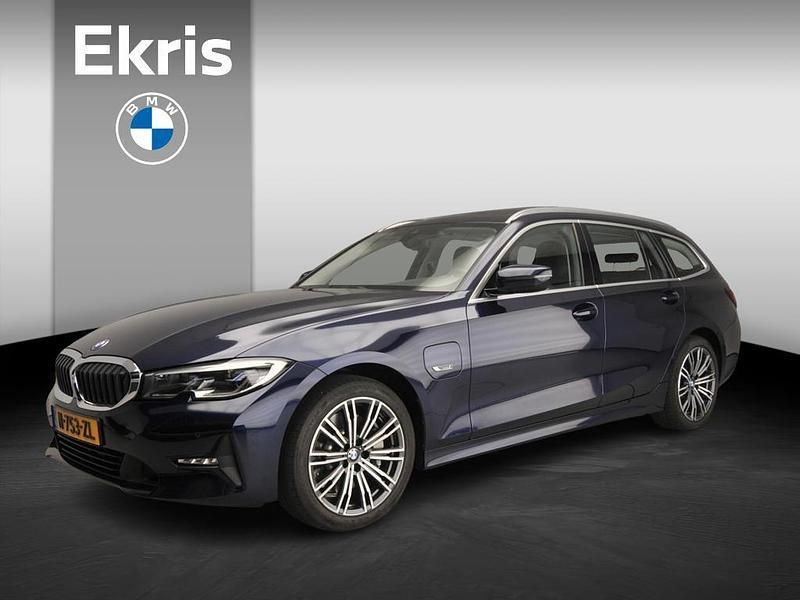 Blauw, metallic lak Gebruikt 2022 BMW 330e Executive Stationwagen | € 31.900 (Goede deal) - Afbeelding 1/4