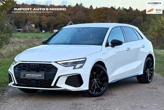 Wit Gebruikt 2022 Audi A3 Sportback Competition Hatchback | € 28.450 (Super prijs) - Afbeelding 1/4