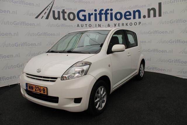 Wit Gebruikt 2009 Daihatsu Sirion Hatchback | € 2.390 (Goede deal) - Afbeelding 1/4