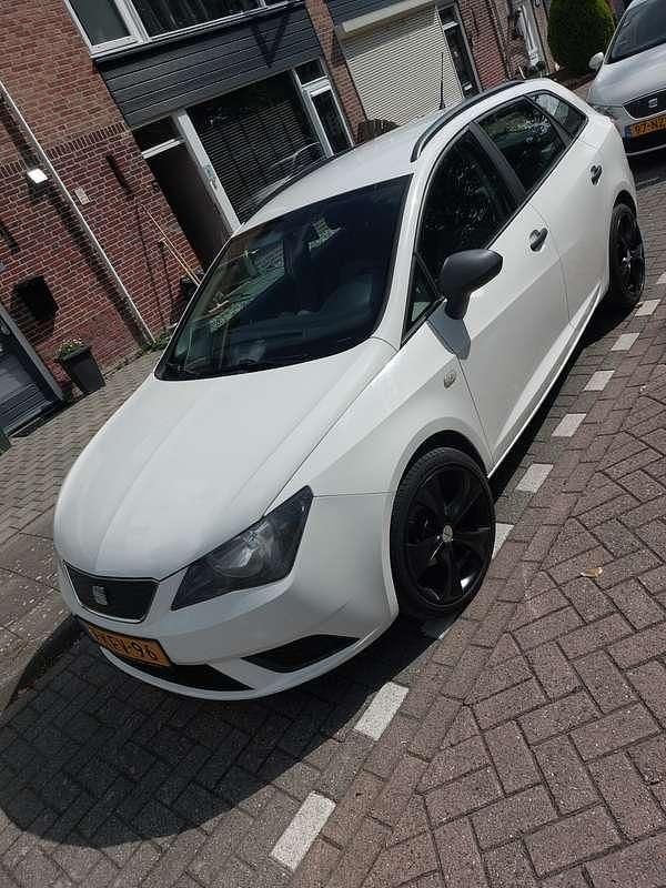 Wit Gebruikt 2013 Seat Ibiza ST Stationwagen | € 2.300 (Goede deal) - Afbeelding 1/4