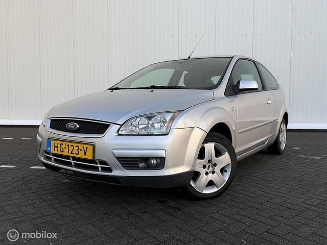 Grijs Occasion 2007 Ford Focus Trend Hatchback | € 2.950 (Eerlijke prijs) - Afbeelding 1/4