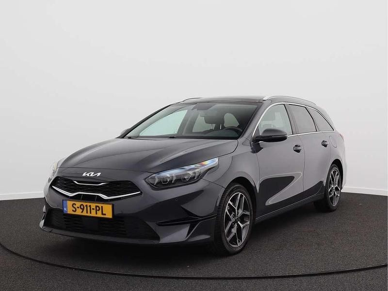Grijs (metallic) Gebruikt 2023 Kia Ceed Sportswagon Stationwagen | € 21.950 (Eerlijke prijs) - Afbeelding 1/4