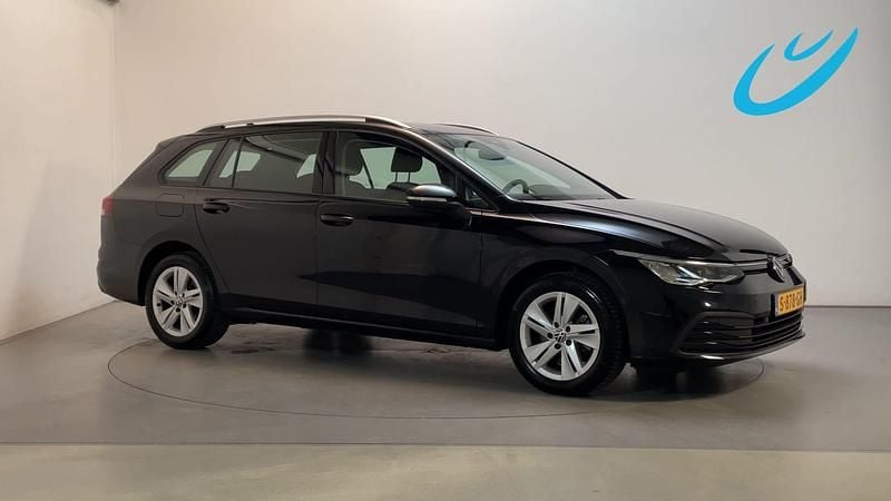 Zwart Occasion 2023 VW Golf VIII Life Stationwagen | € 19.750 (Goede deal) - Afbeelding 1/3