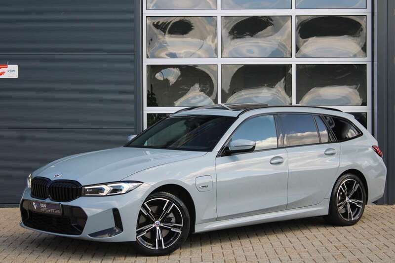 Grijs Gebruikt 2022 BMW 330e M Sport Stationwagen | € 43.900 (Iets duurder) - Afbeelding 1/4