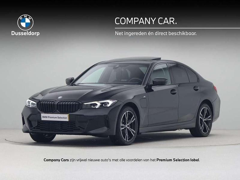 Zwart Occasion 2025 BMW 330e M Sport Sedan | € 51.950 (Eerlijke prijs) - Afbeelding 1/4