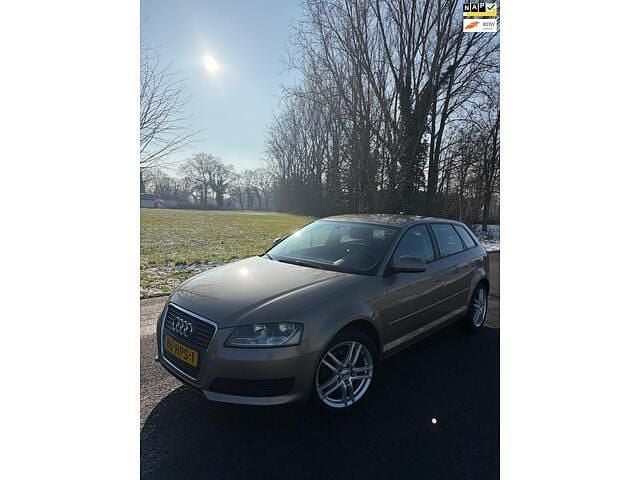 Beige (metallic) Occasion 2009 Audi A3 Sportback Attraction Hatchback | € 5.950 (Goede deal) - Afbeelding 1/4