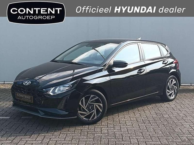 Zwart metallic Gebruikt 2024 Hyundai i20 Comfort Hatchback | € 18.840 (Eerlijke prijs) - Afbeelding 1/4