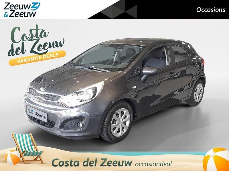 Grijs Gebruikt 2015 Kia Rio Comfort Hatchback | € 9.945 (Eerlijke prijs) - Afbeelding 1/4